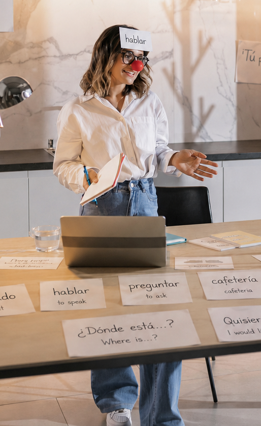 Persönliches Spanisch Online-Coaching mit Laptop, Notizen und ruhiger Arbeitsatmosphäre
