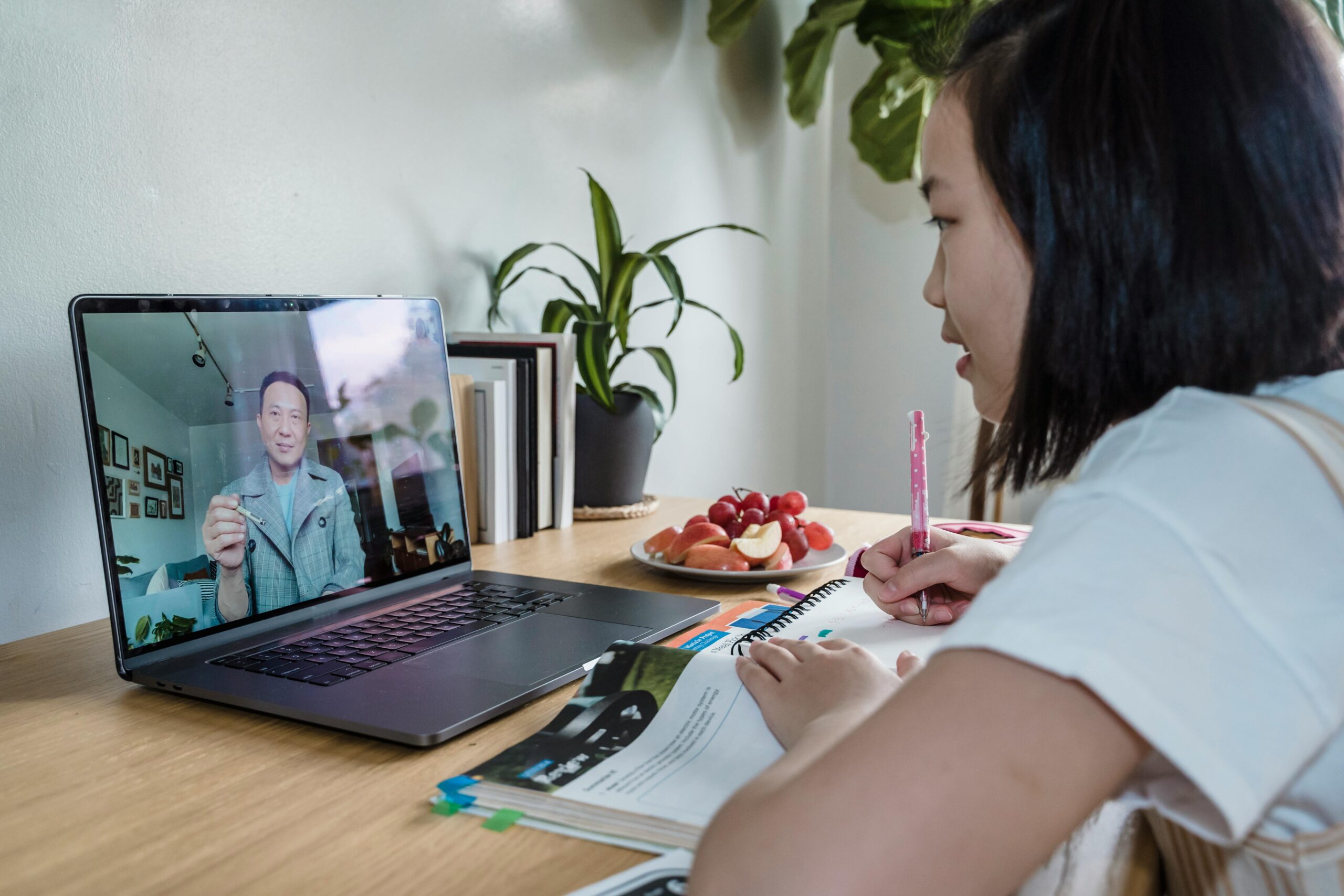 Laptop mit Spanisch Online-Coaching, Notizen und Lernmaterial zur MentalBrain-Methode
